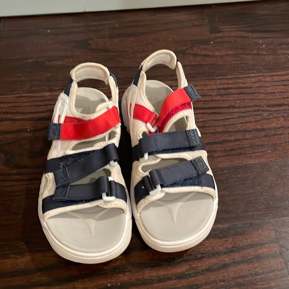 Fila. Should fit a 6 or a 7. White red and blue.